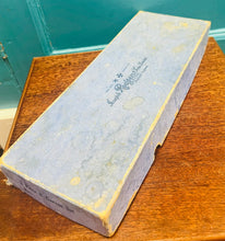 Load image into Gallery viewer, Set cerfio Hynafol Stainless Steel a charnau cyrn yn eu bocs gwreiddiol / Antique Stainless Steel and horn handle carving set in original box