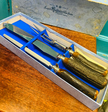 Load image into Gallery viewer, Set cerfio Hynafol Stainless Steel a charnau cyrn yn eu bocs gwreiddiol / Antique Stainless Steel and horn handle carving set in original box