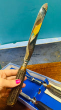 Load image into Gallery viewer, Set cerfio Hynafol Stainless Steel a charnau cyrn yn eu bocs gwreiddiol / Antique Stainless Steel and horn handle carving set in original box
