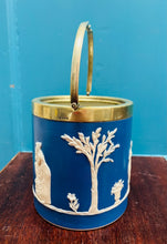 Load image into Gallery viewer, Daliwr bisgedi Hynafol seramig ac EPNS ‘Dudson Brothers’ Jasperware prin heb y caead o 1845-1882 / Rare Antique Dudson Brothers Jasperware ceramic and EPNS biscuit barrel without the lid from 1845-1882