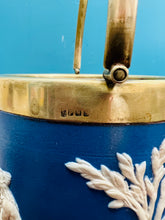 Load image into Gallery viewer, Daliwr bisgedi Hynafol seramig ac EPNS ‘Dudson Brothers’ Jasperware prin heb y caead o 1845-1882 / Rare Antique Dudson Brothers Jasperware ceramic and EPNS biscuit barrel without the lid from 1845-1882