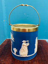 Load image into Gallery viewer, Daliwr bisgedi Hynafol seramig ac EPNS ‘Dudson Brothers’ Jasperware prin heb y caead o 1845-1882 / Rare Antique Dudson Brothers Jasperware ceramic and EPNS biscuit barrel without the lid from 1845-1882