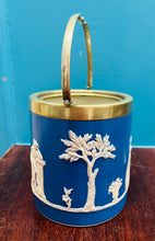 Load image into Gallery viewer, Daliwr bisgedi Hynafol seramig ac EPNS ‘Dudson Brothers’ Jasperware prin heb y caead o 1845-1882 / Rare Antique Dudson Brothers Jasperware ceramic and EPNS biscuit barrel without the lid from 1845-1882
