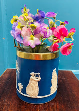 Load image into Gallery viewer, Daliwr bisgedi Hynafol seramig ac EPNS ‘Dudson Brothers’ Jasperware prin heb y caead o 1845-1882 / Rare Antique Dudson Brothers Jasperware ceramic and EPNS biscuit barrel without the lid from 1845-1882