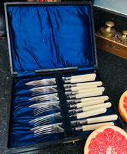 Load image into Gallery viewer, Cyllyll miniog a ffyrc arian Hynafol a phrin yn eu bocs gwreiddiol / Antique and rare silver sharp knives and forks in their original box