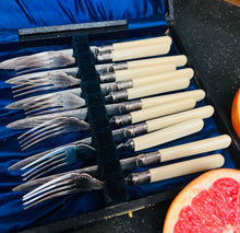 Load image into Gallery viewer, Cyllyll miniog a ffyrc arian Hynafol a phrin yn eu bocs gwreiddiol / Antique and rare silver sharp knives and forks in their original box
