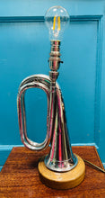Load image into Gallery viewer, Golau unigryw allan o hen bugle  ar waelod derw sydd wedi ei wneud â llaw / Unique light made out of an old bugle on a handmade oak base