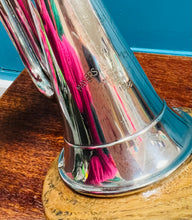 Load image into Gallery viewer, Golau unigryw allan o hen bugle  ar waelod derw sydd wedi ei wneud â llaw / Unique light made out of an old bugle on a handmade oak base