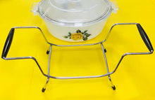 Load image into Gallery viewer, Powlen caserol gyda’r caead a’r stand gwreiddiol Phoenix Opalware Retro or 60au, cynllun rhosyn melyn / Retro 1960’s Phoenix Opalware Casserole dish with origy lid and stand, yellow rose design