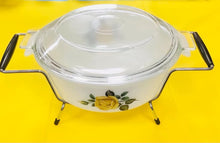 Load image into Gallery viewer, Powlen caserol gyda’r caead a’r stand gwreiddiol Phoenix Opalware Retro or 60au, cynllun rhosyn melyn / Retro 1960’s Phoenix Opalware Casserole dish with origy lid and stand, yellow rose design