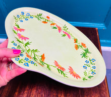 Load image into Gallery viewer, Plat gweini blodeuog gwyrdd Vintage wedi ei beintio â llaw yn 1955 / Vintage green floral handpainted in 1955 serving plate