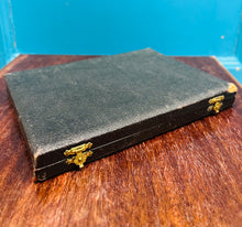 Load image into Gallery viewer, 6 Cyllell Menyn EPNS carn mwstard Vintage o’r 40au yn eu bocs gwreiddiol / 6 Vintage 1940s mustard handles EPNS Butter Knives in original case