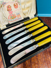 Load image into Gallery viewer, 6 Cyllell Menyn EPNS carn mwstard Vintage o’r 40au yn eu bocs gwreiddiol / 6 Vintage 1940s mustard handles EPNS Butter Knives in original case