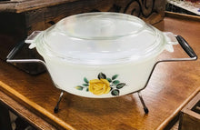 Load image into Gallery viewer, Powlen caserol gyda’r caead a’r stand gwreiddiol Phoenix Opalware Retro or 60au, cynllun rhosyn melyn / Retro 1960’s Phoenix Opalware Casserole dish with origy lid and stand, yellow rose design