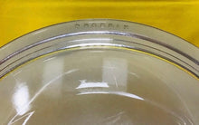 Load image into Gallery viewer, Powlen caserol gyda’r caead a’r stand gwreiddiol Phoenix Opalware Retro or 60au, cynllun rhosyn melyn / Retro 1960’s Phoenix Opalware Casserole dish with origy lid and stand, yellow rose design