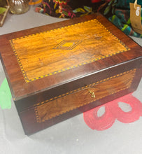 Load image into Gallery viewer, Llethr ysgrifennu Hynafol Fictoraidd pren walnut a brass gyda’r goriad gwreiddiol a storfa / Antique Victorian walnut and brass writing slope with original key and storage
