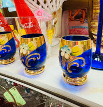 Load image into Gallery viewer, Set o 6 gwydr shot Vintage gwydr glas Vanetian ac aur 24 carat wedi ei beintio â llaw / Set of 6 Vanetian blue glass shot glasses with handpainted 24 carat gold
