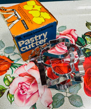 Load image into Gallery viewer, Pastry cutter William Levene Houswares 6 siâp gwahanol yn ei focs gwreiddiol o’r 60au / William Levene Houswares 6 different shapes Pastry cutter from the 60s in it’s original box
