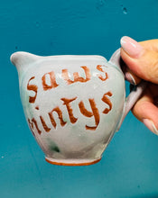 Load image into Gallery viewer, Jwg Retro ‘Saws Mintys’ Crochendu ’Doniau Cudd, Bangor’ / Retro ‘Saws Mintys’ ‘Doniau Cudd, Bangor’ pottery mint sauce jug
