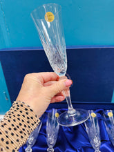 Load image into Gallery viewer, Set o 6 gwydryn champagne flute Royal Crystal Rock Cristallo Al Piombi 24% Crisial yn eu bocs gwreiddiol / Set of 6 Royal Crystal Rock Cristallo Al Piombi 24% Crystal champagne flutes in original box

