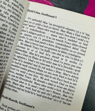 Load image into Gallery viewer, Nofel ‘Dydy pethau’n gwella dim!’ gan Gwenno Hywyn o 1988 / ‘Dydy pethau’n gwella dim!’ novel by Gwenno Hywyn from 1988

