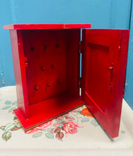 Load image into Gallery viewer, Cabinet dal goriadau coch Vintage wedi ei beintio â llaw / Vintage red handpainted key cabinet
