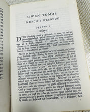 Load image into Gallery viewer, Nofel ‘Gwen Tomos’ gan Daniel Owen, argraffiad o 1962 / 1962 edition of ‘Gwen Tomos’ nofel  by Daniel Owen
