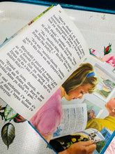 Load image into Gallery viewer, Llyfr Ladybird Cymraeg ‘Gwyliau Hapus’ Vintage o 1971 / Welsh Vintage ‘Gwyliau Hapus’ Ladybird book from 1971
