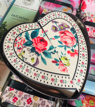 Load image into Gallery viewer, Tin siâp calon ‘Love your Future’ blodau gwyllt Cath Kidston / Cath Kidston Wild Flowers Love Your Future heart tin
