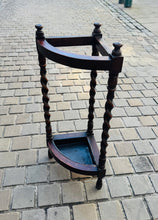 Load image into Gallery viewer, Daliwr ymbarela cornel pren Mahogany Edwardaidd gyda choesau barley twist a tray dripio haearn / Edwardian Mahogany corner umbrella stand with barley twist legs and removable metal drip tray
