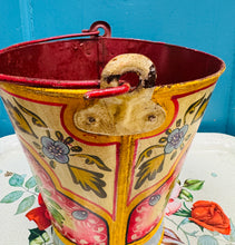 Load image into Gallery viewer, Bwced haearn Vintage wedi ei beintio â llaw (cefndir melyn) / Vintage iron handpainted bucket (yellow background)
