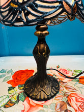Load image into Gallery viewer, Lamp Tiffany wedi'i gwneud â llaw o wydr lliw pinc a chlir /Handmade pink and clear stained glass Dragonfly Tiffany Lamp
