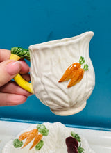 Load image into Gallery viewer, Powlen weini a jwg fechan Kelsboro darluniau llysiau Vintage / Vintage vegetable design Kelsboro serving bowl and small jug
