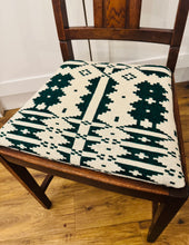 Load image into Gallery viewer, Cadair dderw ‘Chanchellor’ o 1960 wedi’i orchuddio gyda Blanced Brethyn Cymreig hufen a gwyrdd tywyll / 
‘Chanchellor’ oak chair from 1960 covered in a cream and dark green Welsh Tapestry blanket
