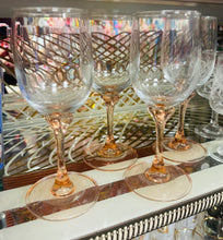 Load image into Gallery viewer, Set o 4 o wydrau gwin Vintage gyda choesau rhuddliw / Set of 4 wine glasses with rose coloured stem
