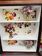 Load image into Gallery viewer, Cwpwrdd pren mahogany Hynafol sydd yn mynd ar y wal, gyda thair silff a drysau gwydr / Antique wooden mahogany wall mounted cupboard with three shelves and glass doors
