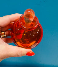 Load image into Gallery viewer, Potel persawr gwydr crwn oren trwm wedi ei chwthu â llaw gyda stopper o ganol y ganrif ddiwethaf / Mid Century hand blown heavy orange round glass perfume bottle
