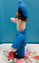 Load image into Gallery viewer, Tegan meddal Postman Pat o 1998 / Postman Pat soft toy from 1998
