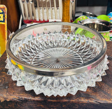 Load image into Gallery viewer, Bowlen Treiffl Wydr Vintage gydag ymyl arian / Vintage Glass Trifle Bowl with silver rim

