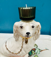 Load image into Gallery viewer, Spaniel Staffordshire Hynafol gyda tealight gwydr gwyrdd ar ei ben / Antique Staffordshire Spaniel with a green glass tealight on top
