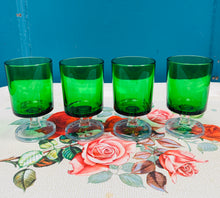 Load image into Gallery viewer, Set o 4 gwydryn gwyrdd Ffrengig Luminarc i’r 70au / Set of 4 green French Luminarc glasses from the 70s
