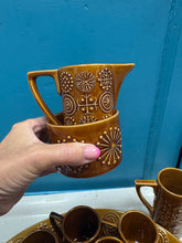 Load image into Gallery viewer, Jwg lefrith a phowlen siwgr amber brown Retro Portmeirion Totem o’r 70au / Retro amber brown Portmeirion Totem milk jug and sugar bowl from the 70s
