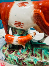 Load image into Gallery viewer, Fâs spill buwch a llo Staffordshire Hynafol cefn flat o’r 1860au gyda tealight ar ei ben / Antique Staffordshire flatback cow and calf spill vase from the 1860s with a tealight on top
