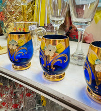 Load image into Gallery viewer, Set o 6 gwydr shot Vintage gwydr glas Vanetian ac aur 24 carat wedi ei beintio â llaw / Set of 6 Vanetian blue glass shot glasses with handpainted 24 carat gold
