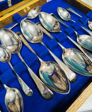 Load image into Gallery viewer, Set gytleri 24 darn Vintage ‘Viners Ltd' o Sheffield, o'r 1950au, mewn blwch pren / Vintage ‘Viners Ltd’ of Sheffield 24 piece Canteen of Cutlery from the 1950s in a wooden box
