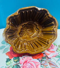 Load image into Gallery viewer, Mowld pwdin / jeli mawr Hynafol brown o’r oes Fictoraidd / Antique Victorian brown large pudding / jelly mould
