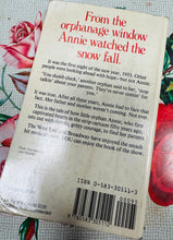 Load image into Gallery viewer, Llyfr Annie gan Thomas Meehan o 1983 / Annie book by Thomas Meehan from 1982
