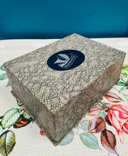 Load image into Gallery viewer, Pâr o Orchuddion Wyau 'HeatMaster'  Art Deco o’r 1930au-40au yn eu bocs gwreiddiol / Pair of Art Deco ‘HeatMaster’ Egg  Cozies Circa 1930-40s in Original Box
