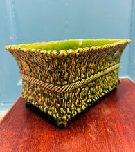 Load image into Gallery viewer, Planter Ward Vintage gwyrdd olewydd petrual / Ward olive green rectangular Vintage planter
