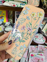 Load image into Gallery viewer, Hufen dwylo ‘Heathcote &amp; Ivory In the Garden’ mewn tin blodeuog / ‘Heathcote &amp; Ivory In the Garden’ Hand Cream in a floral tin
